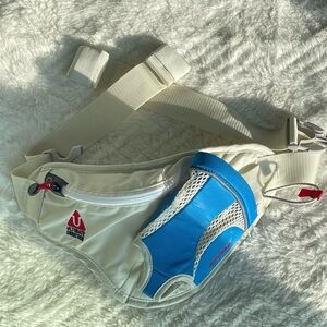 Ultimate Direction oof-white/Cream and Blue hydration Waist Pack